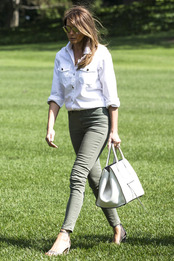 Мелания Трамп в босоножках Manolo Blahnik и с сумкой Cline в Вашингтоне